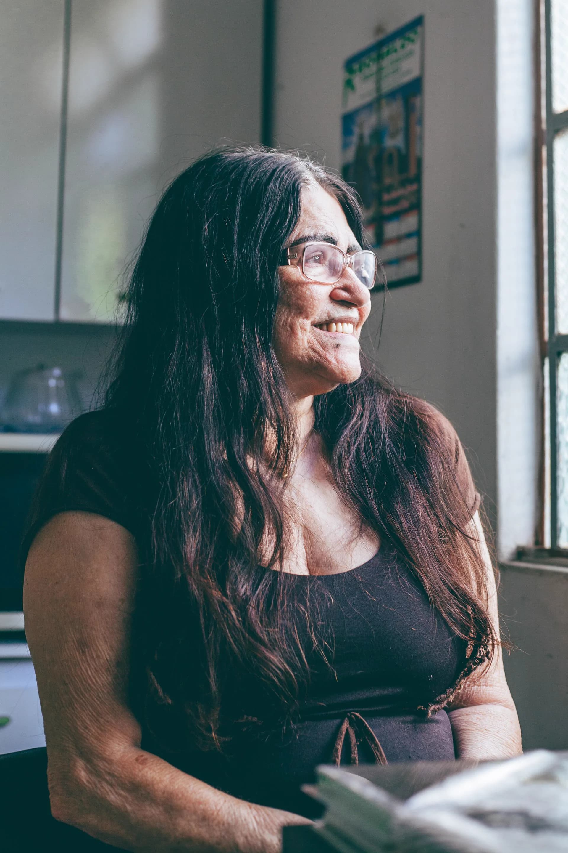 Femme sereine près d’une fenêtre