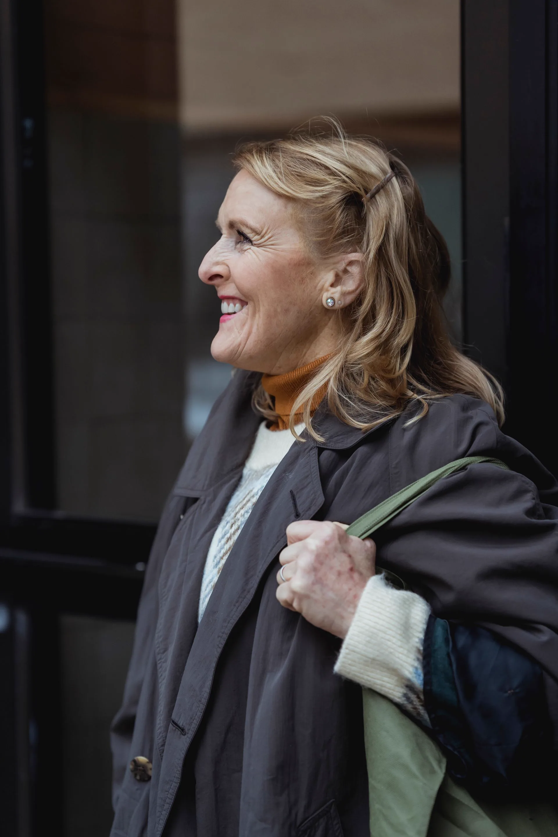 Femme souriante, portrait en lumière douce