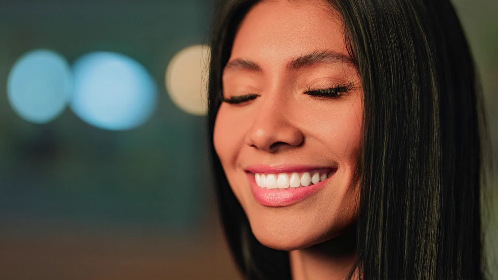 Femme souriante, lumière naturelle